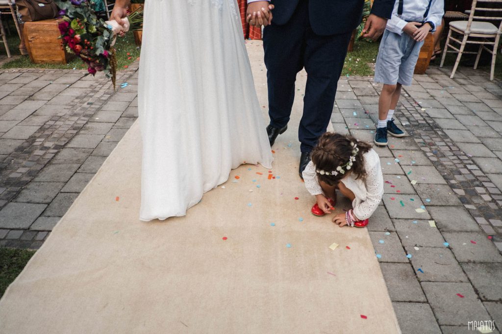 daminha em cerimônia de casamento ao ar livre