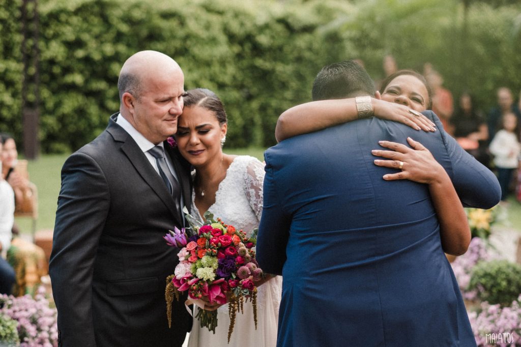 noiva entrada cerimônia casamento ao ar livre