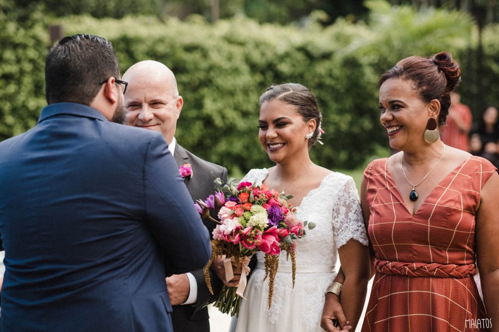 noiva entrando na cerimônia do casamento ao ar livre