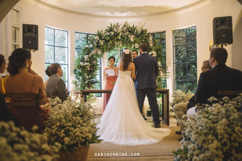 cerimônia de casamento em casa particular e vestido white hall