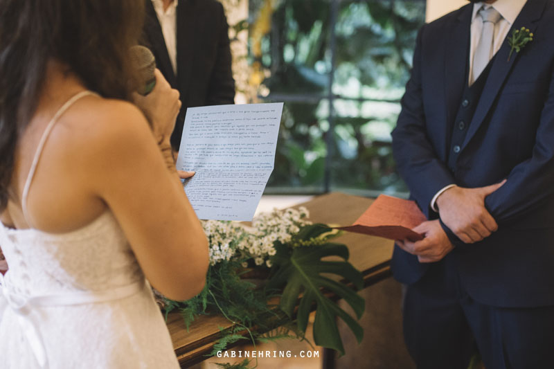 leitura dos votos da noiva durante a cerimônia