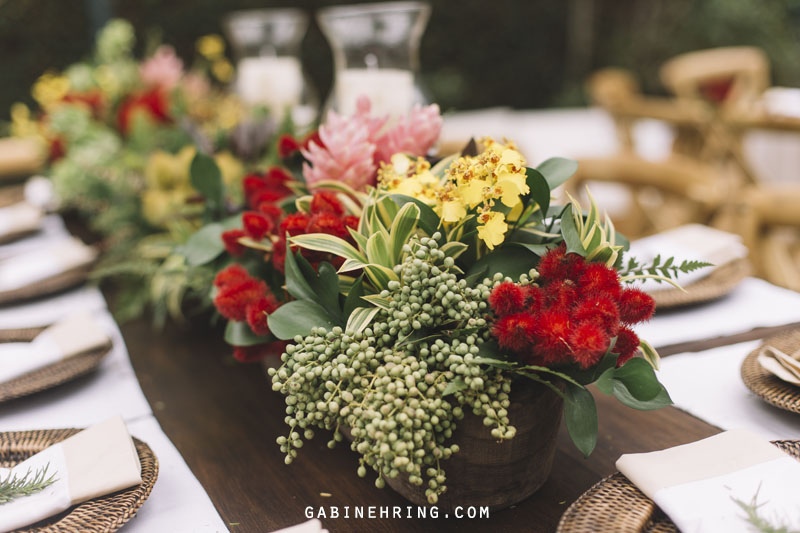 centro de mesa com flores e sementes