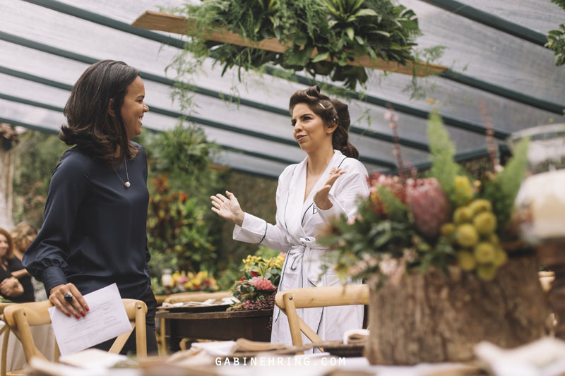 assessora thienny tamis e noiva conversando durante o making of