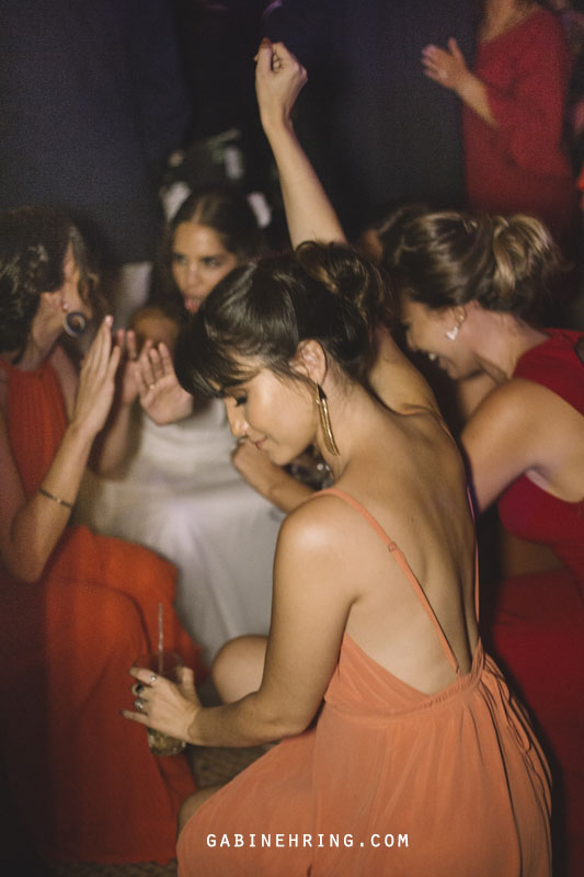 pista de dança de um casamento em casa cheia