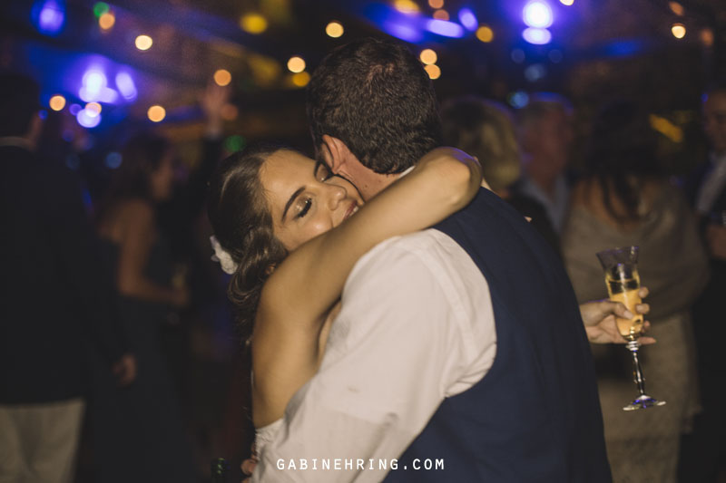 casamento em casa com os noivos se abraçando na pista de dança