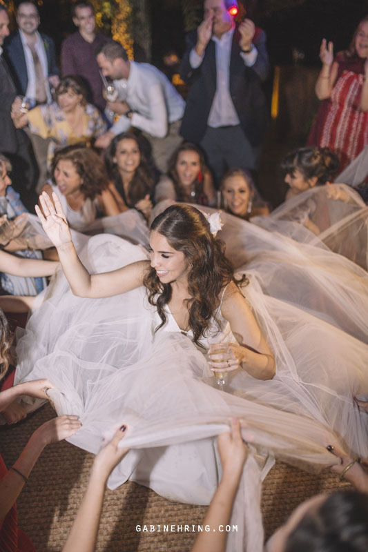 casamento em casa com noiva dançando na pista