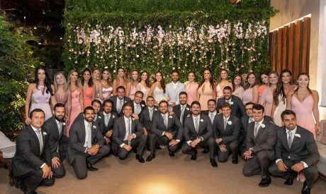 madrinhas em tons de rosa e padrinhos