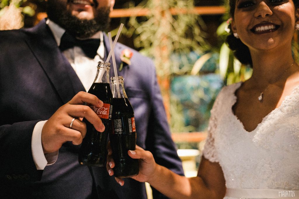 brinde do casal com coca cola