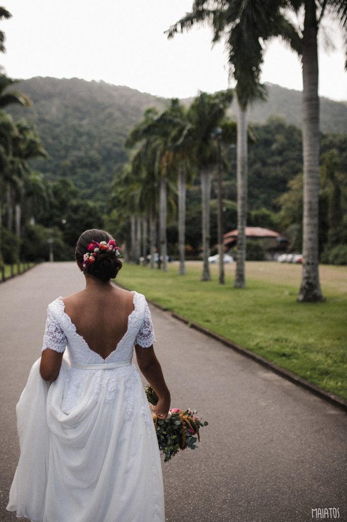 noiva pelo corredor de entrada do lajedo casamento ao ar livre